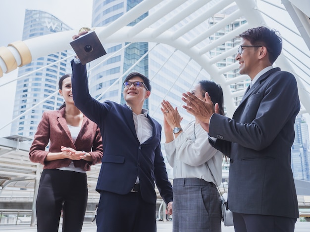 Foto vencedor do troféu de ouro da equipe de negócios, pessoas de negócios felizes em ter sucesso no trabalho