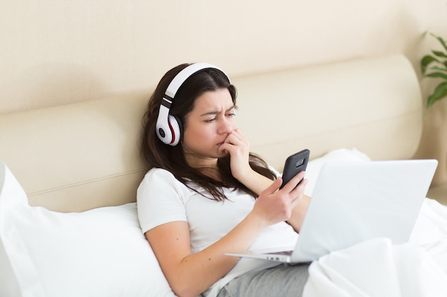 Vencedor feliz e conceito de boas notícias Mulher jovem animada olhando para o celular