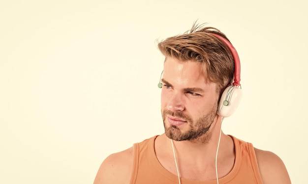 Venda com desconto Conceito de fã de música Homem cara ouvindo música fones de ouvido fundo branco Tecnologia moderna Comprar gadget de música Loja loja de acessórios musicais Gadgets Desfrute de fones de ouvido de som de música perfeita