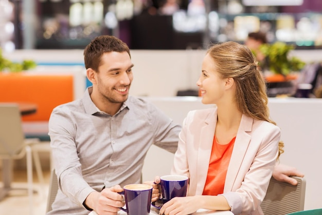 venda, compras, consumismo, lazer e conceito de pessoas - casal feliz com sacolas de compras tomando café no shopping