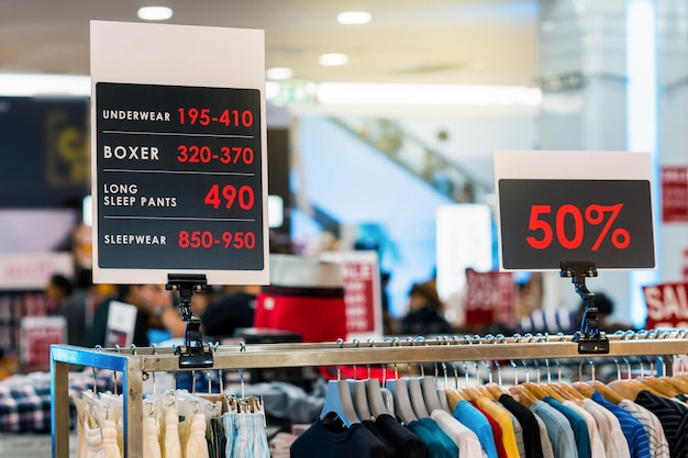 Venda de 50 de desconto no anúncio de simulação de moldura de exibição sobre a linha de camisa no shopping