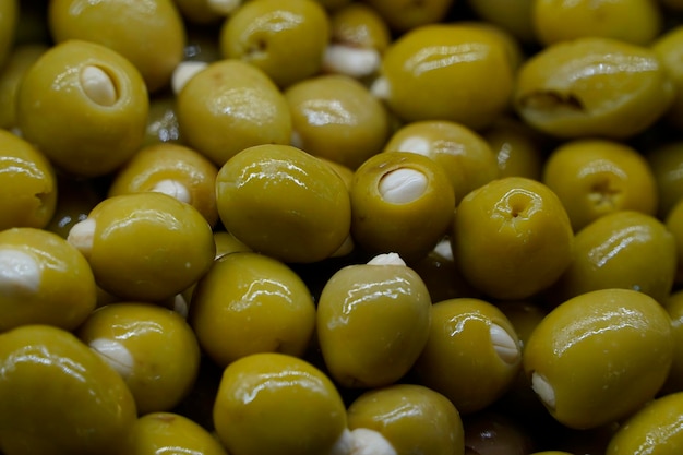 Venda de azeitonas diferentes no mercado agrícola tradicional turco