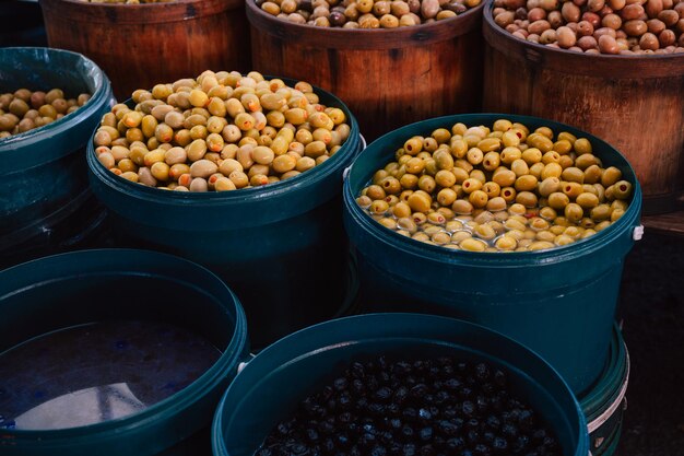 Foto venda de azeitonas diferentes no tradicional mercado turco agrícola, um balcão cheio de frutas frescas