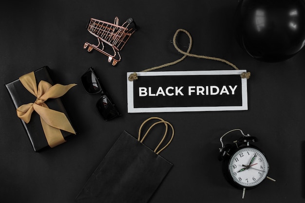 Foto venda de black friday ou conceito de promoção de compras online com vários acessórios de compras