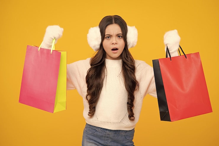 Foto venda de compras de inverno adolescente segura sacola de compras aproveitando a venda menina está pronta para ir às compras menina adolescente surpresa