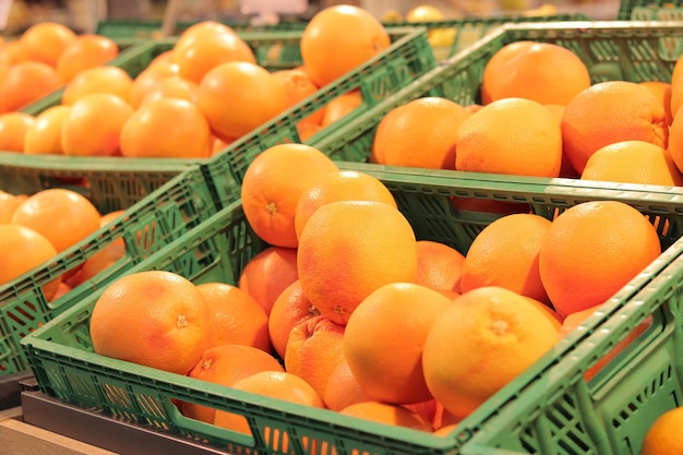 Venda de frutas na loja de toranja em caixas plásticas Produtos na vista lateral do supermercado