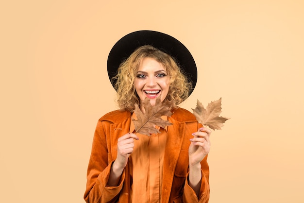 Venda de outono linda jovem feliz com folha de outono folhagem outono folhagem outonal moda mulher