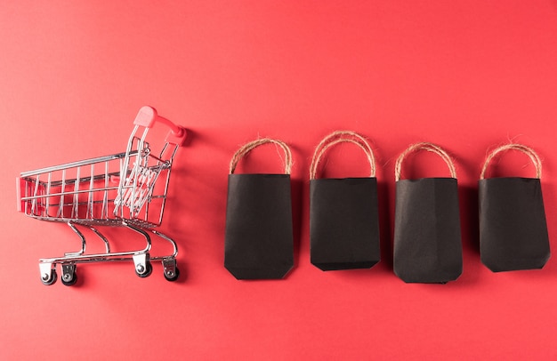 Venda de sexta-feira preta sacolas de compras pretas e carrinho de compras.