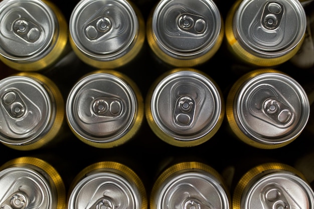 venda e conceito de álcool - close-up de latas com bebidas de cima