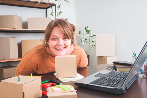 Venda onlineMulheres de negócios que trabalham em casa e embalagens em segundo plano Compras online PME
