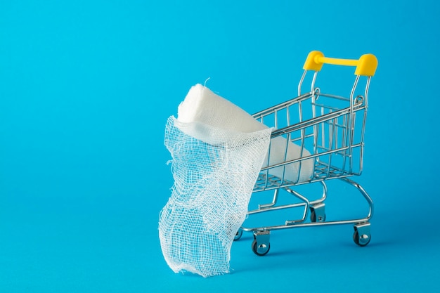 Foto un vendaje blanco en un carrito de compras