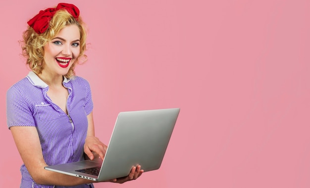 Foto vendas online. mulher jovem sorridente com um computador portátil. pesquisando na internet. anúncio.