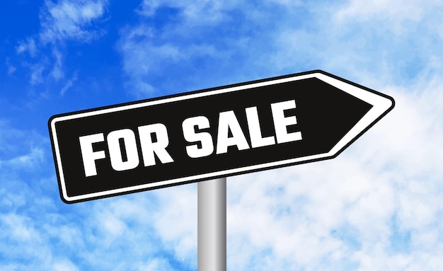 Se vende un letrero de tráfico en un cielo nublado