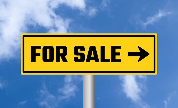 Se vende un letrero de tráfico en un cielo nublado