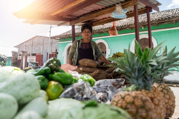 Vendedor ambulante de frutas atendendo seu negócio de varejo na rua