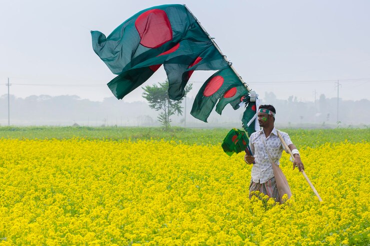 Un vendedor ambulante vende banderas nacionales de Bangladesh