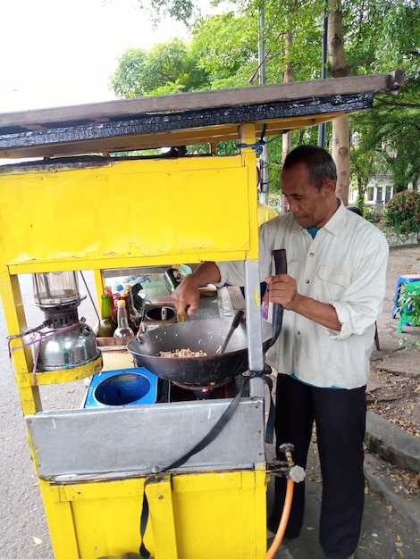 Vendedor de arroz frito al lado de la carretera