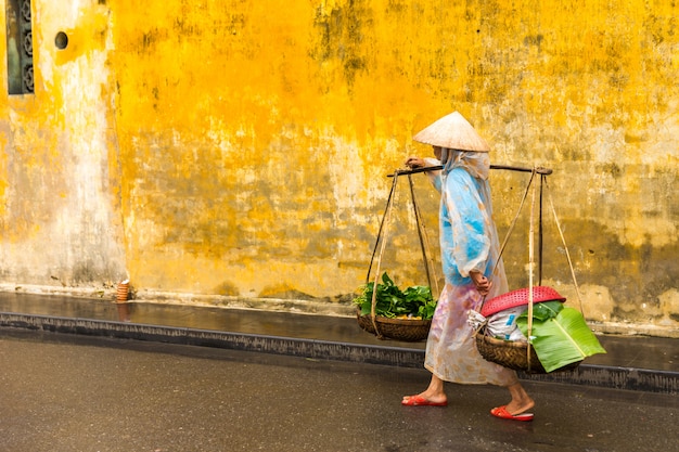 Vendedor callejero de mujer vietnamita en hoi an Vietnam en la antigua ciudad de HoiAn