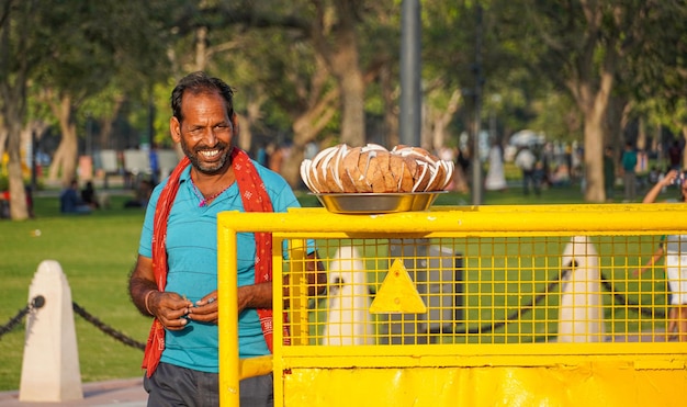 Vendedor de coco Un vendedor de comida feliz Imágenes de hombre pobre