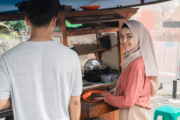 Vendedor de comida callejera de hombre y mujer