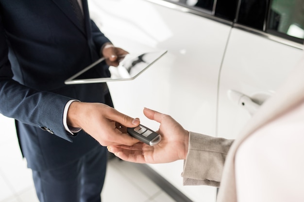 Vendedor dando llaves del coche al cliente