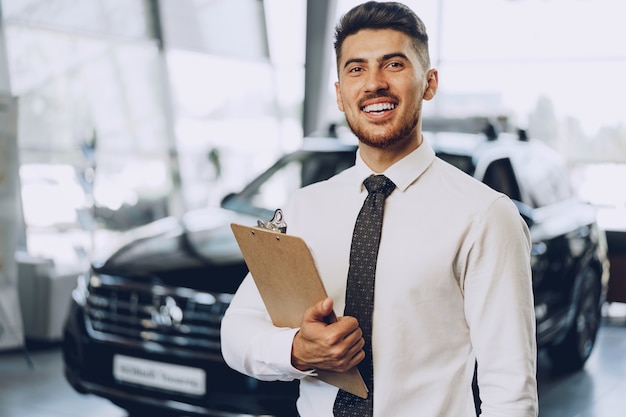 Vendedor de carros simpático e simpático em um salão de beleza