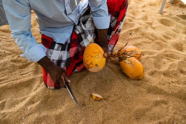 Vendedor de coco na praia sri lanka