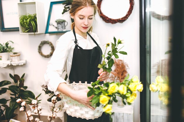 Vendedor de flores escolhe flores para futuro buquê