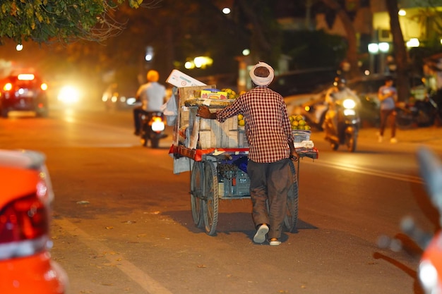 Vendedor de frutas faz imagens de um pobre indiano sozinho à noite