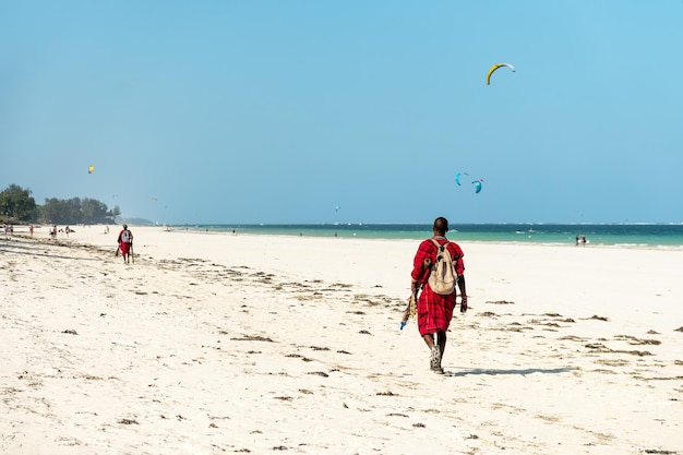 Foto vendedor de lembranças de guerreiros maasai na praia de diani beach, quênia, mombasa