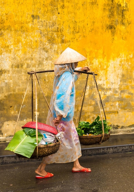 Vendedor de rua mulher vietnamita Em hoi an Vietnam na cidade antiga HoiAn