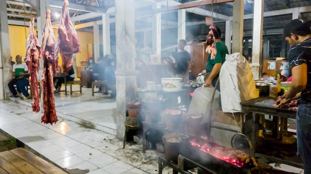 Vendedor de Satay cozinhando com fogão tradicional