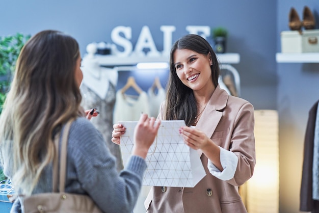 Vendedor e comprador de mulher na loja de roupas. Foto de alta qualidade