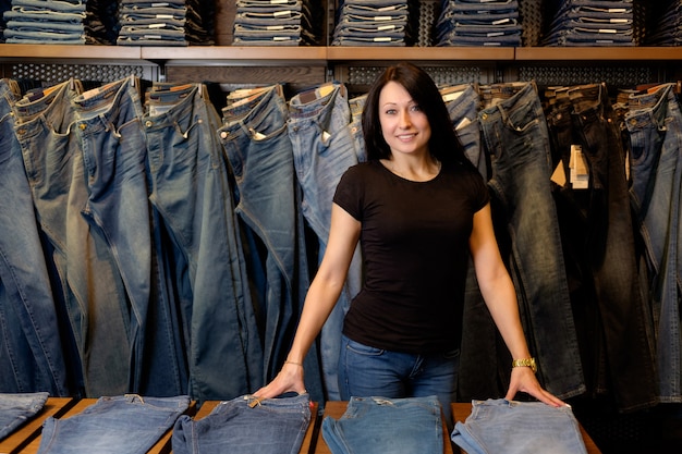 Foto vendedor em jeans store