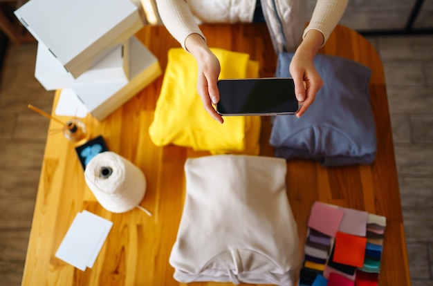 Vendedor empreendedor proprietário de pequenas empresas usando tablet verificando pedidos de lojas de roupas de comércio eletrônico