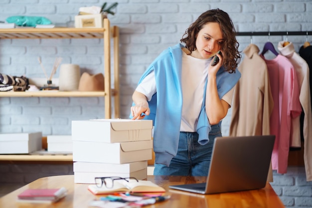 Vendedor empreendedor proprietário de pequenas empresas usando tablet verificando pedidos de lojas de roupas de comércio eletrônico