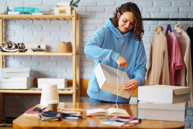 Vendedor empreendedor proprietário de pequenas empresas usando tablet verificando pedidos de lojas de roupas de comércio eletrônico