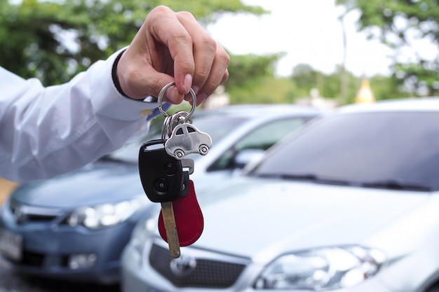 El vendedor envía las llaves del automóvil al arrendatario para que las use para viajar