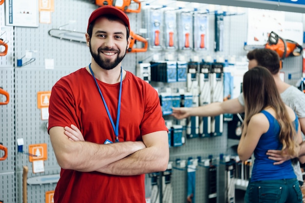 Foto vendedor está posando em power tools store