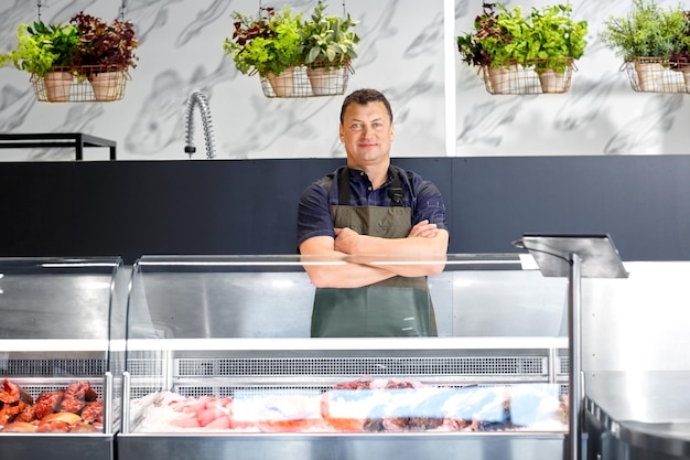 Foto vendedor masculino com frutos do mar no frigorífico da loja de peixes