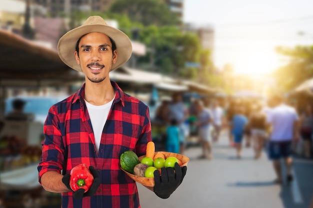 Vendedor masculino en la tradicional feria gratuita brasileña