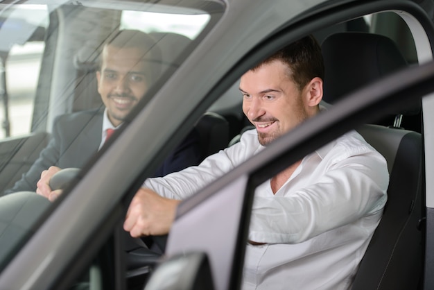 Vendedor mostrando todo o carro para pessoa de negócios.