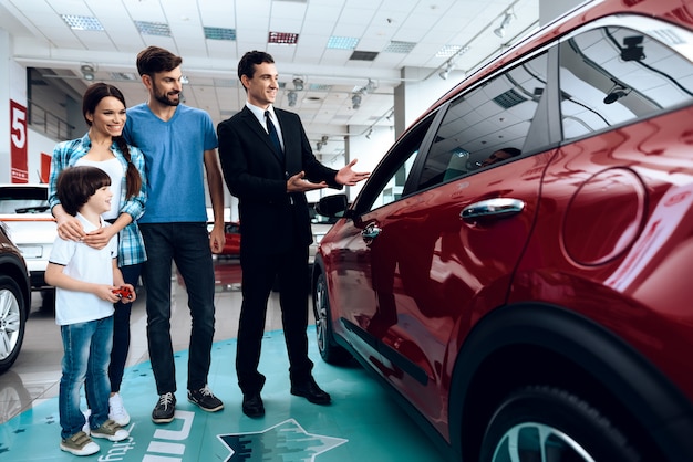 El vendedor muestra a la pareja un nuevo jeep.