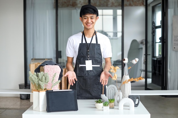 vendedor orgulloso parado detrás de su producto artesanal y sonriendo a la cámara