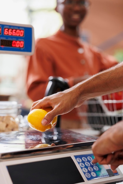 Vendedor pesando limones en una balanza