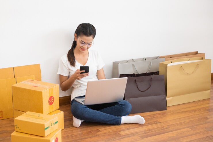 Foto el vendedor prepara la caja de entrega para el cliente.