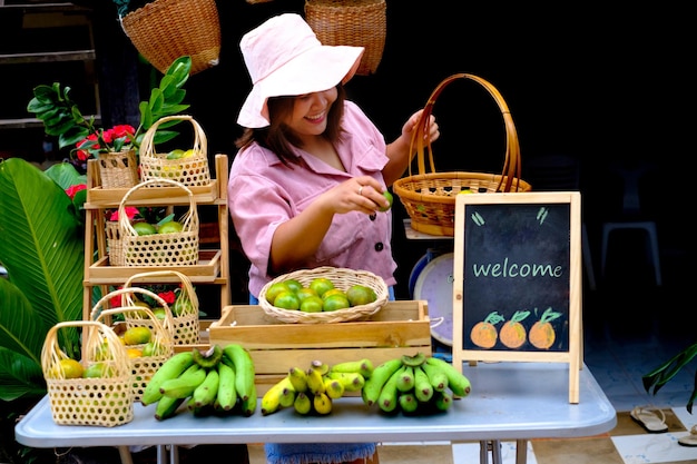 Vendedor que vende frutas en un puesto de mercado estilo minimalista