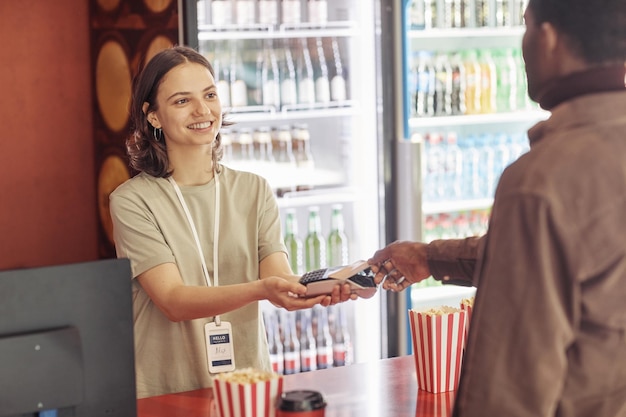 Foto vendedor recebendo o pagamento do comprador na loja