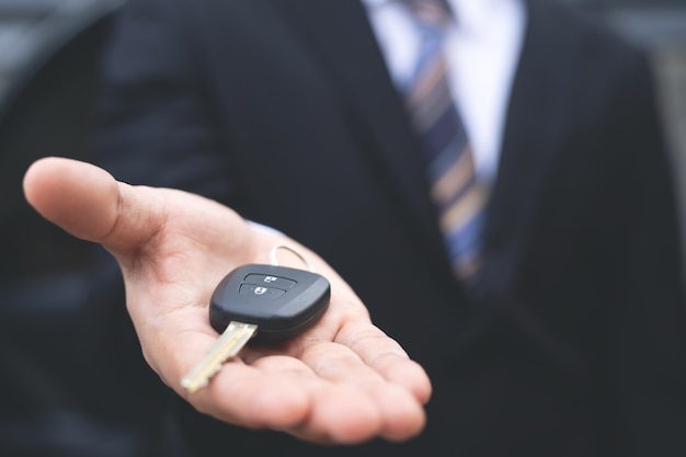 Vendedor sosteniendo una llave de coche en la mano