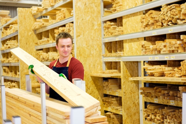 Vendedor en tienda de construcción con madera